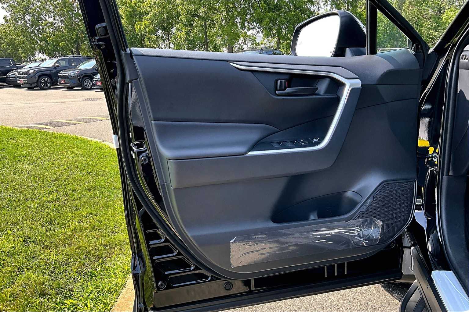 2025 Toyota RAV4 LE photo 10