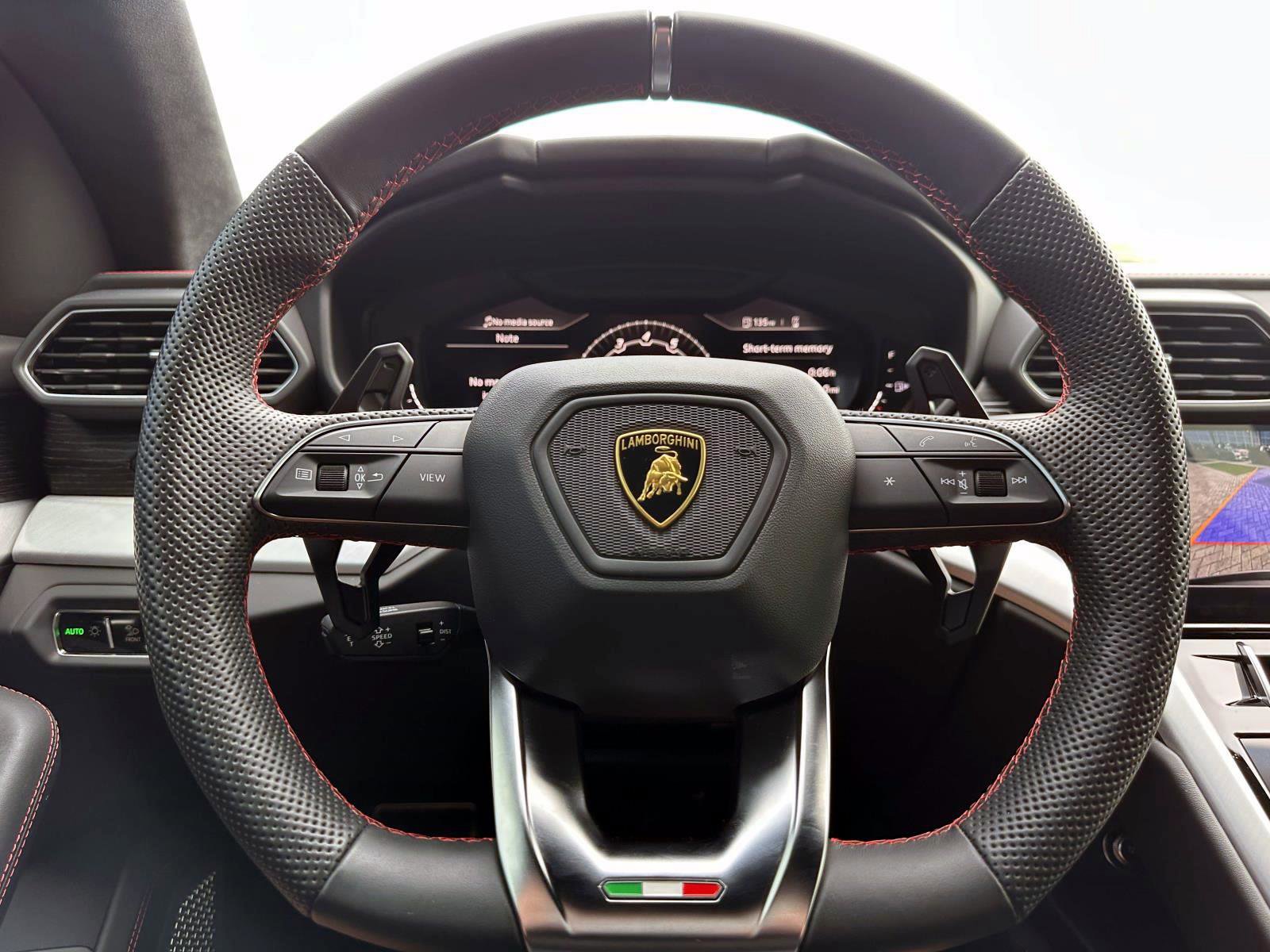 2022 Lamborghini Urus Base photo 26