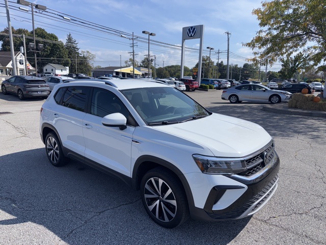 2022 Volkswagen Taos SE photo 2