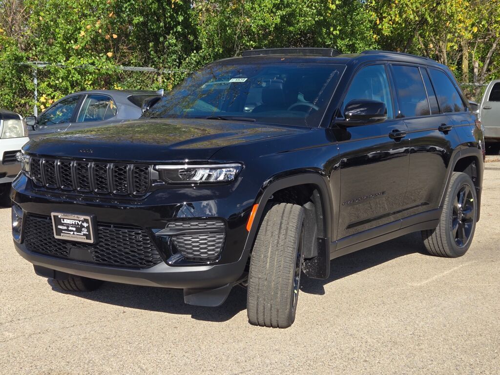 2025 Jeep Grand Cherokee Laredo Altitude photo 4