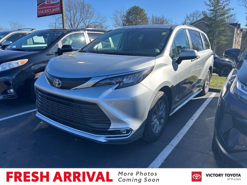 2024 Toyota Sienna XLE's photo