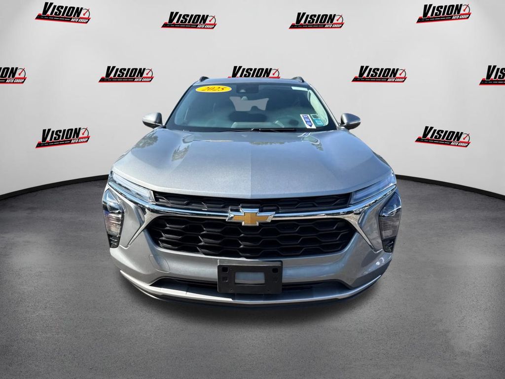 2025 Chevrolet Trax LT photo 2