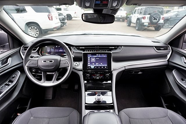 2023 Jeep Grand Cherokee Laredo photo 18