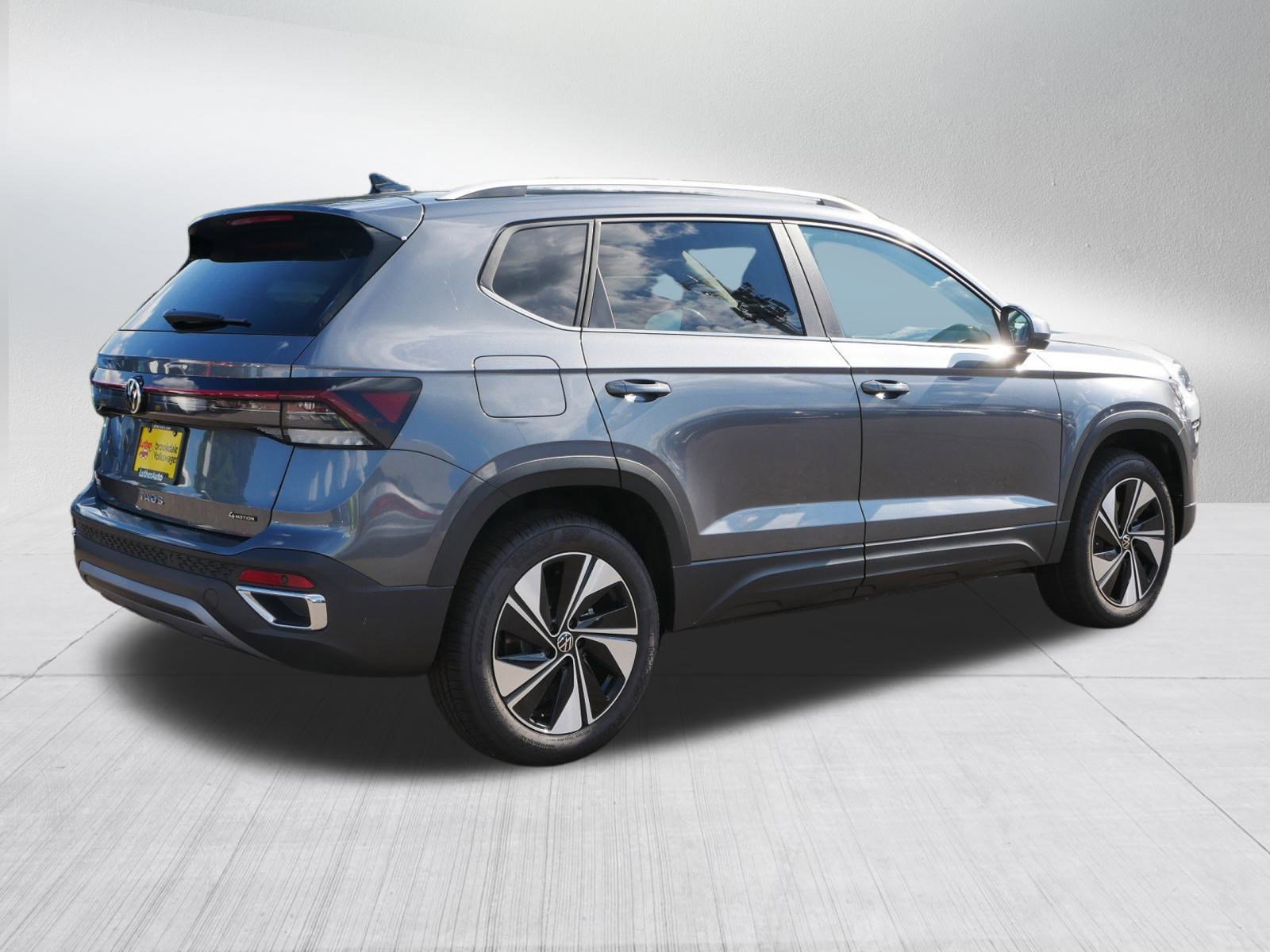 2025 Volkswagen Taos SE photo 3