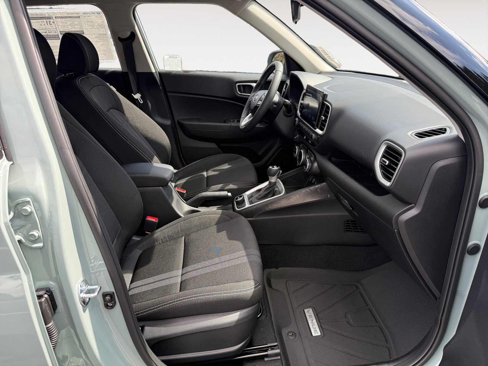 2025 Hyundai Venue SEL photo 18