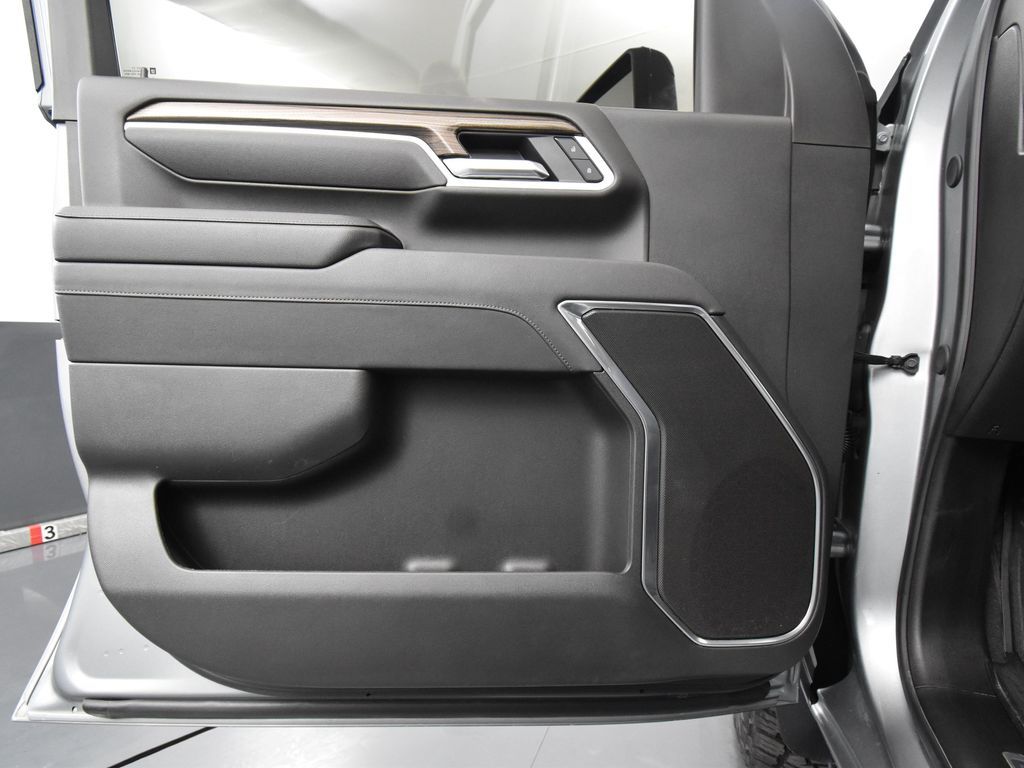 2025 Chevrolet Silverado 2500HD LT photo 14
