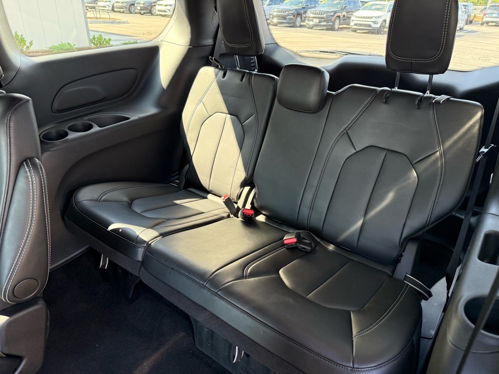 2025 Chrysler Pacifica photo 12