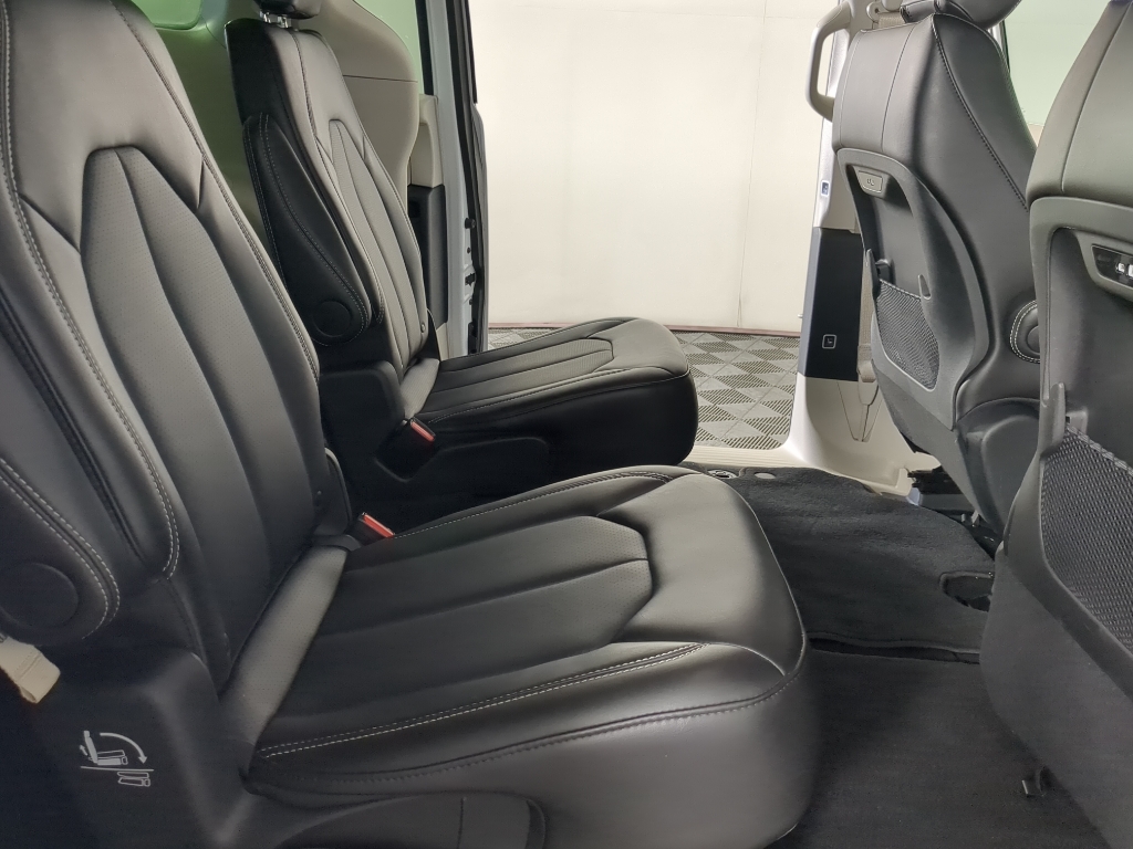 2024 Chrysler Pacifica Touring L photo 15