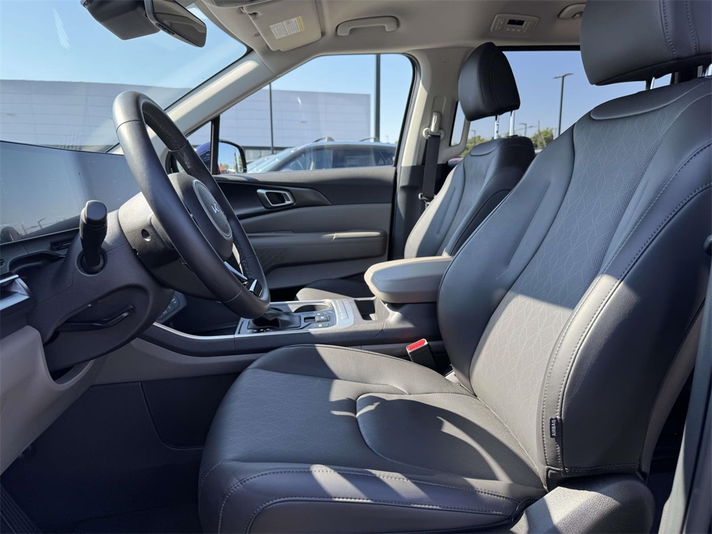 2025 Kia Carnival LXS photo 11