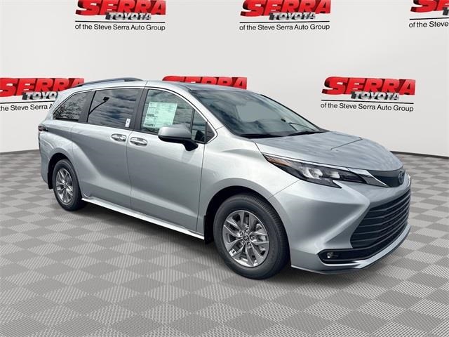 2025 Toyota Sienna XLE's photo