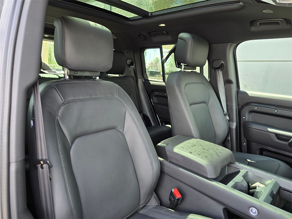 2025 Land Rover Defender 130 X-Dynamic SE photo 31