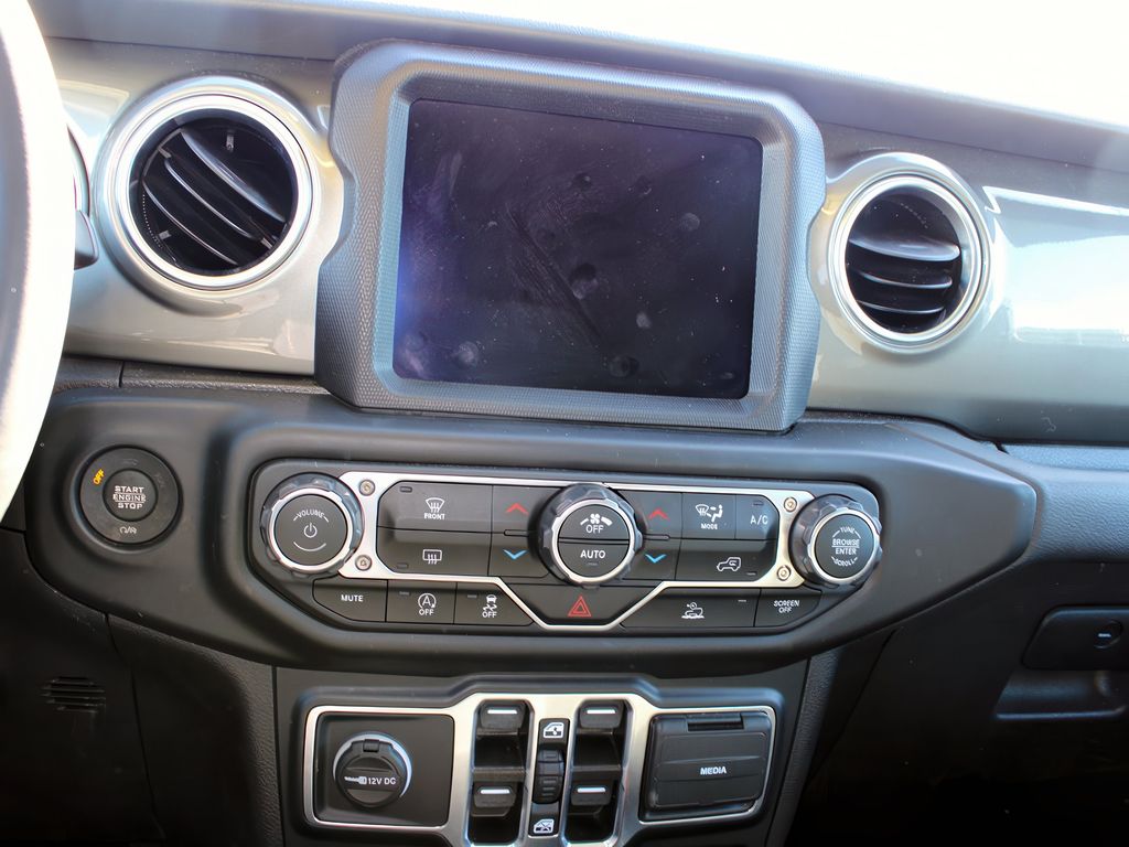 2023 Jeep Wrangler Sahara photo 16
