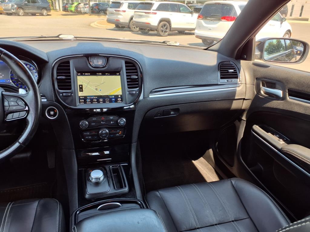 2020 Chrysler 300 photo 25