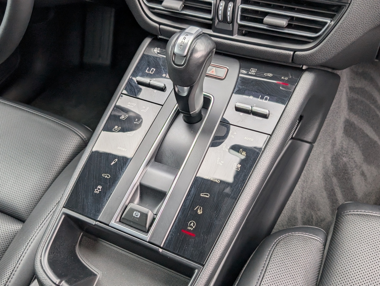 2023 Porsche Macan T photo 15