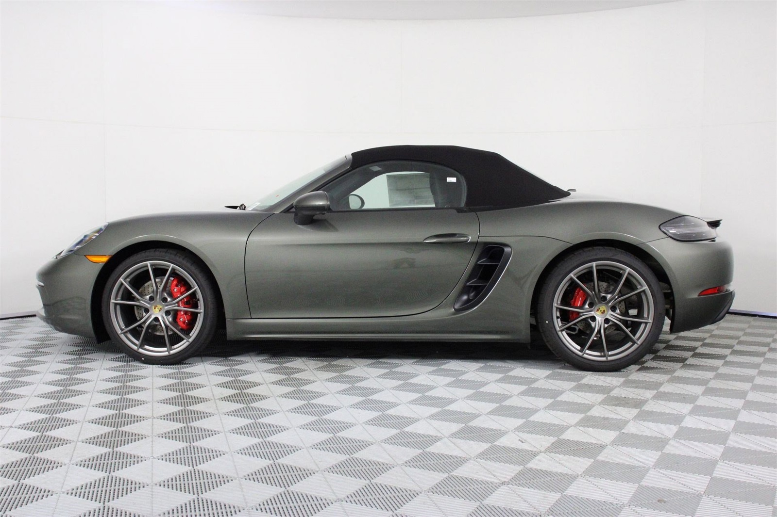 2025 Porsche Boxster S photo 2