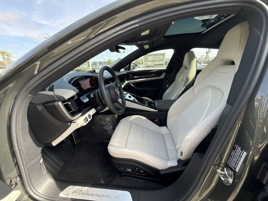 2025 Porsche Panamera 4 photo 15