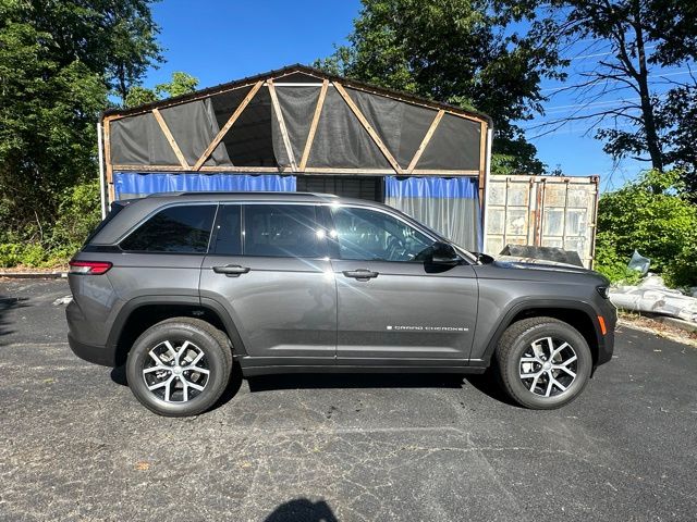2025 Jeep Grand Cherokee Limited photo 3