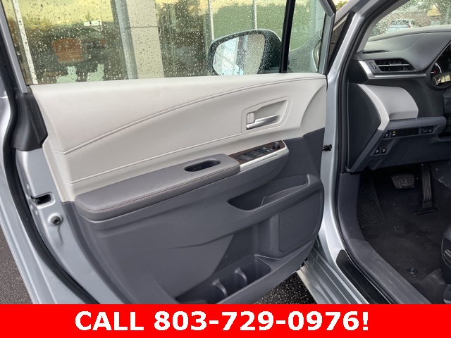 2022 Toyota Sienna XLE photo 4