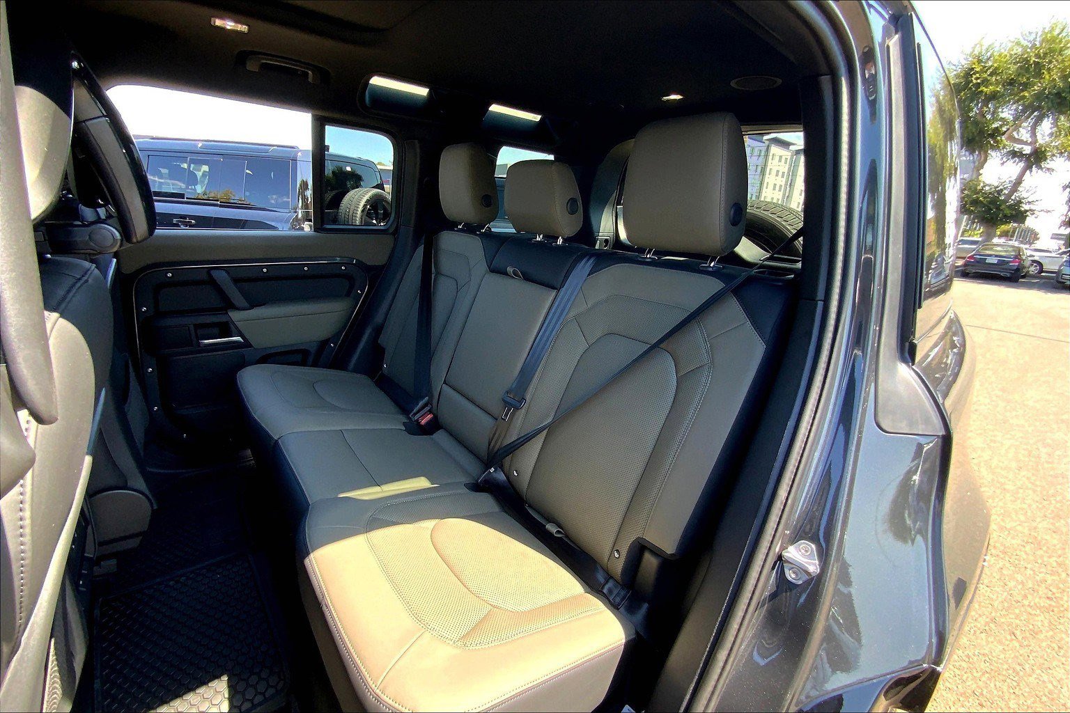 2025 Land Rover Defender 110 X-Dynamic SE photo 10