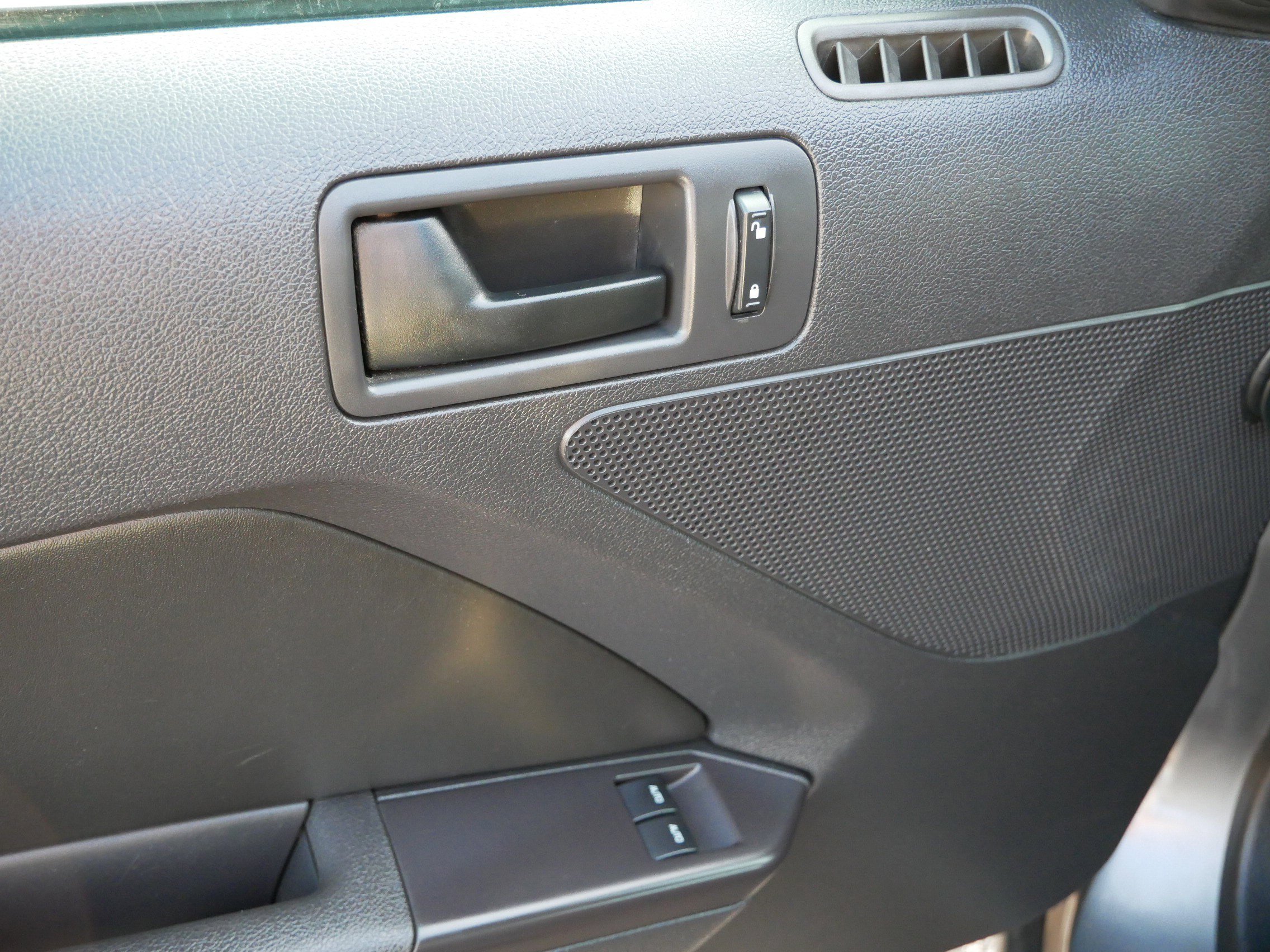 2011 Ford Mustang V6 photo 19