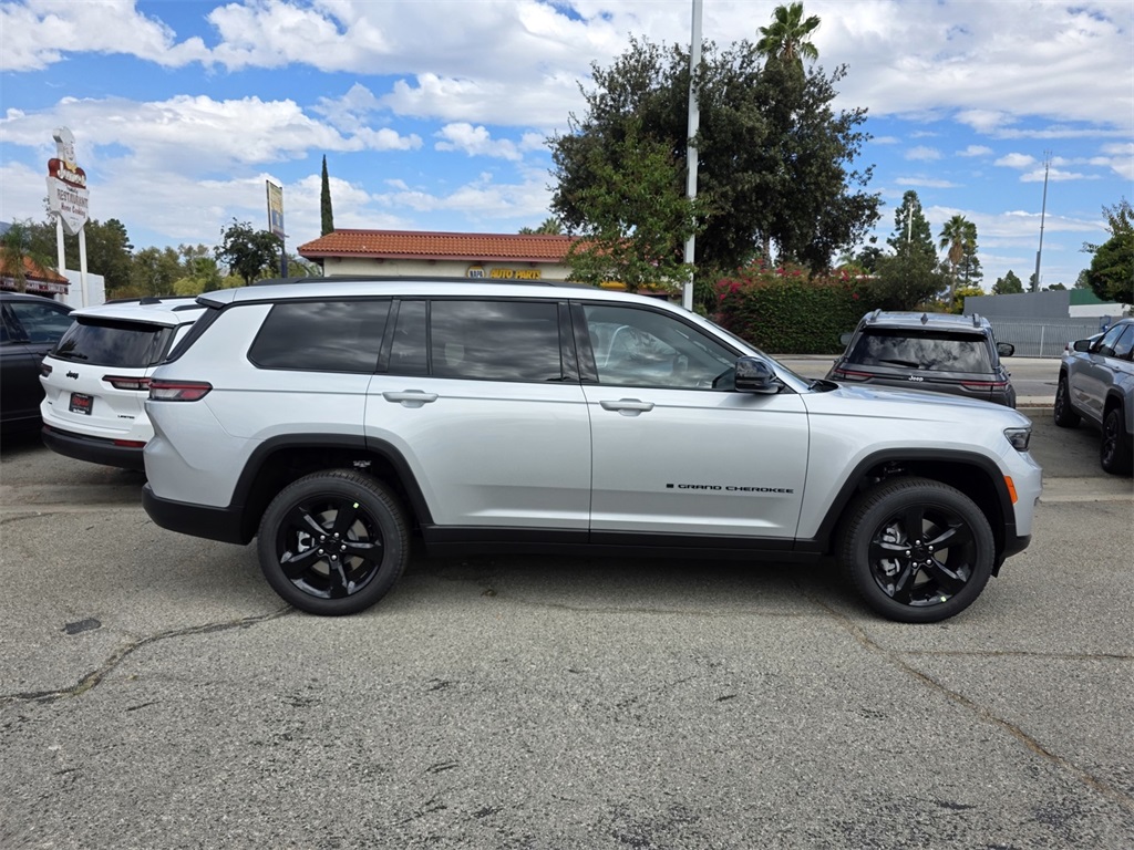 2025 Jeep Grand Cherokee Limited photo 3