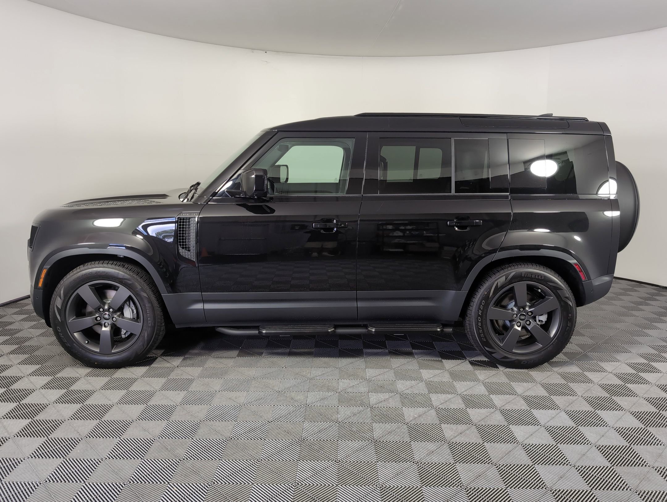 2025 Land Rover Defender 110 S photo 2