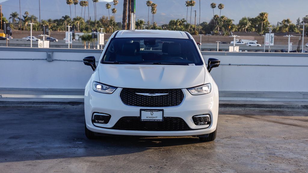 2025 Chrysler Pacifica photo 3