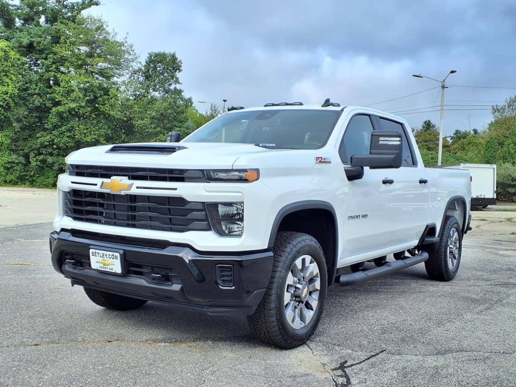 2025 Chevrolet Silverado 2500HD Custom photo 3