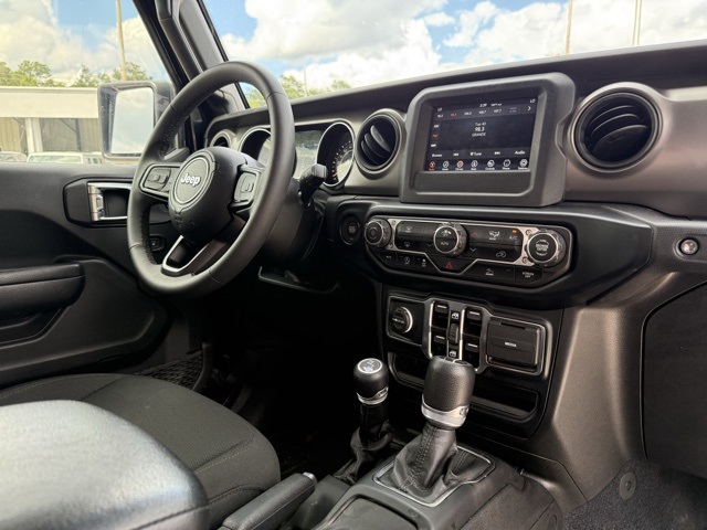 2023 Jeep Gladiator Willys photo 13