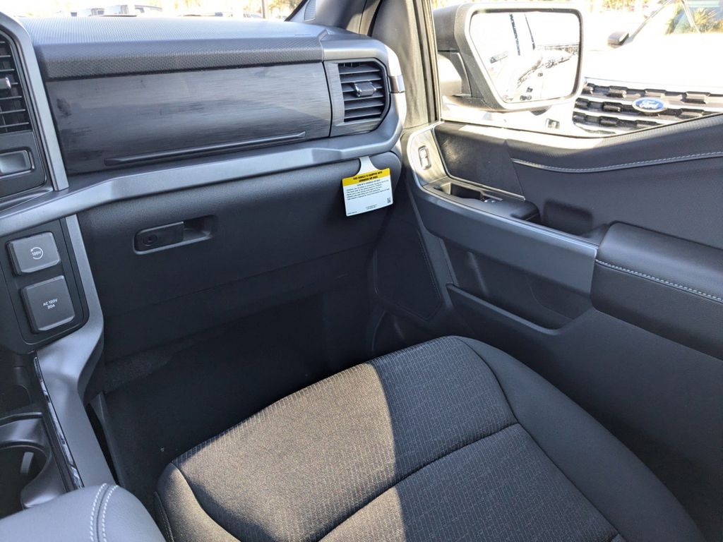 2025 Ford F-150 XLT photo 16
