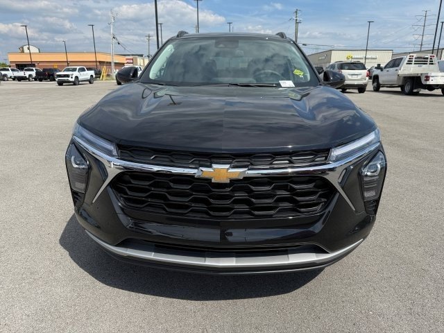 2025 Chevrolet Trax LT photo 2