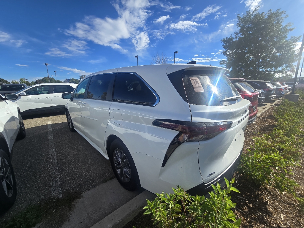 2024 Toyota Sienna LE photo 2