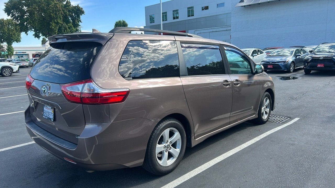2019 Toyota Sienna LE photo 2