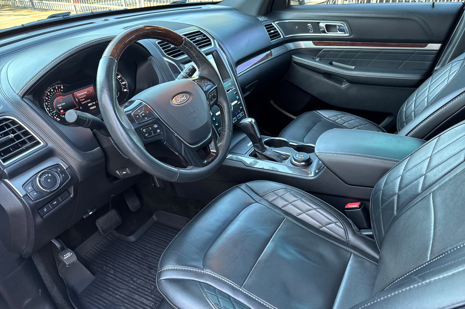 2017 Ford Explorer Platinum photo 9