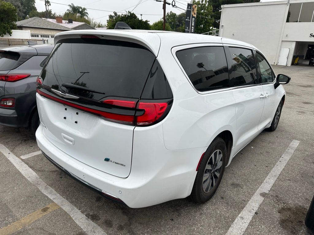 2024 Chrysler Pacifica Hybrid photo 3
