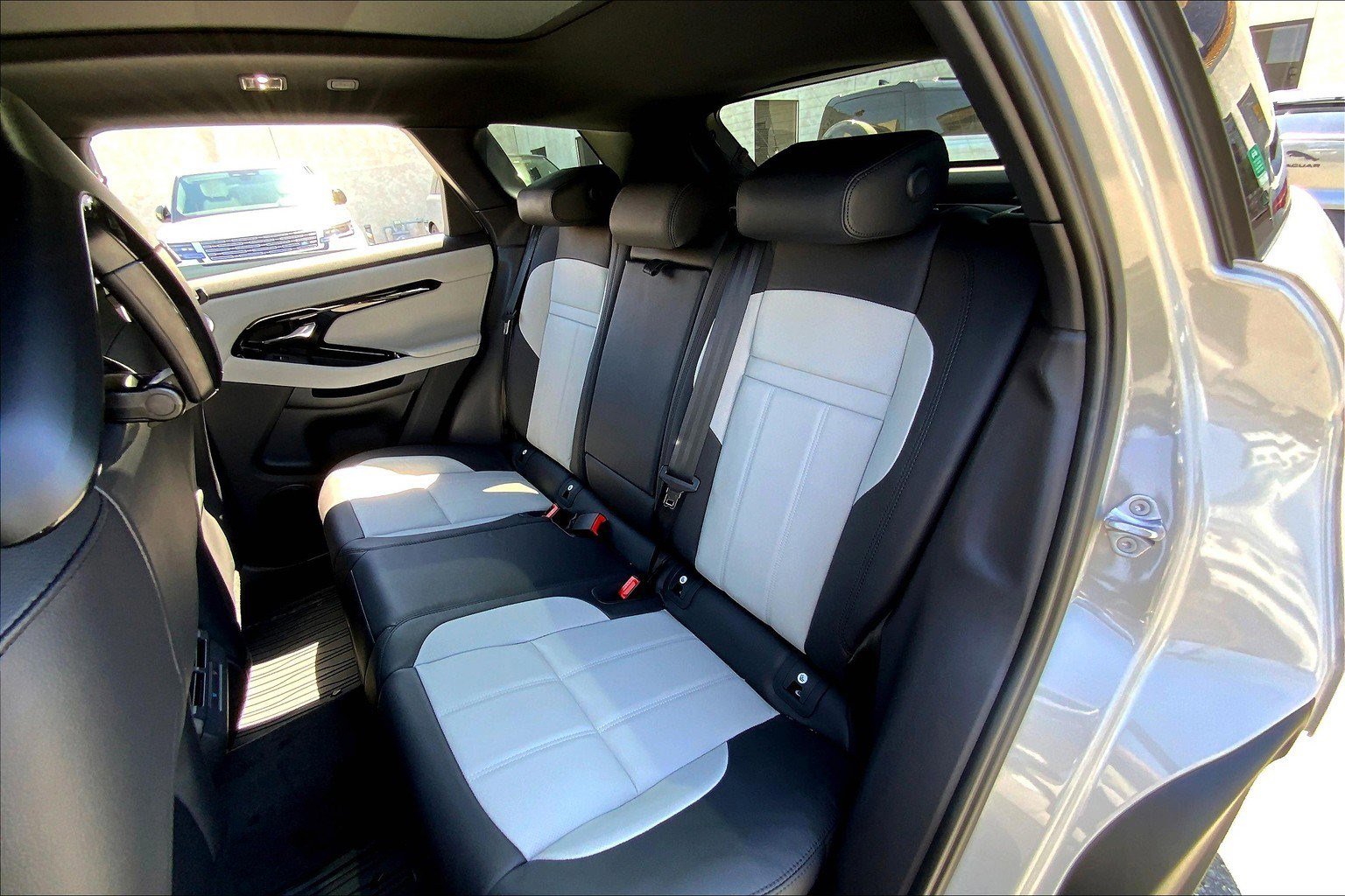2026 Land Rover Range Rover Evoque Dynamic SE photo 7