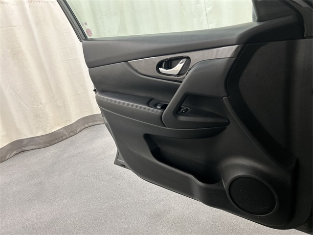 2017 Nissan Rogue SV photo 18