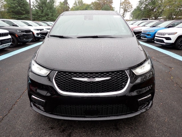 2026 Chrysler Pacifica photo 8