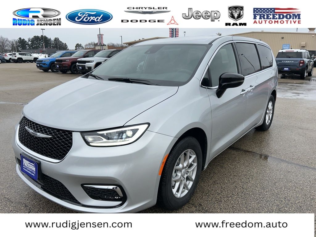 2026 Chrysler Pacifica Select's photo