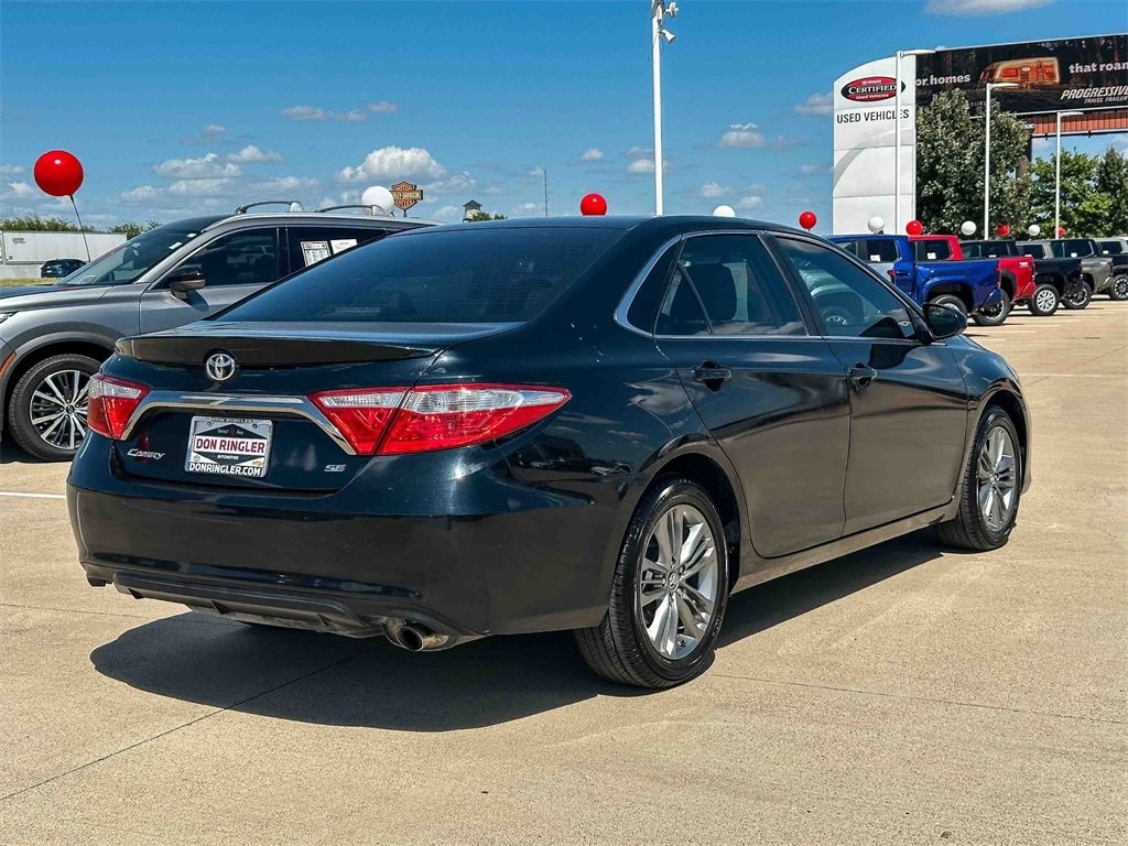 2017 Toyota Camry SE photo 2