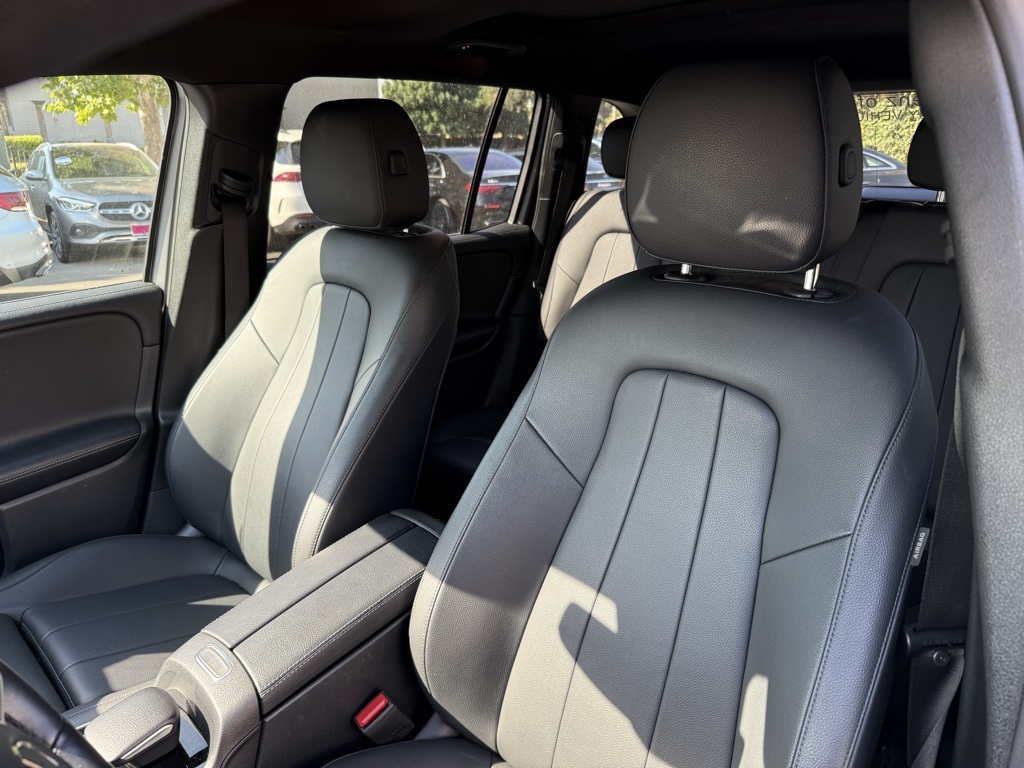 2023 Mercedes Benz GLB 250 4MATIC photo 3