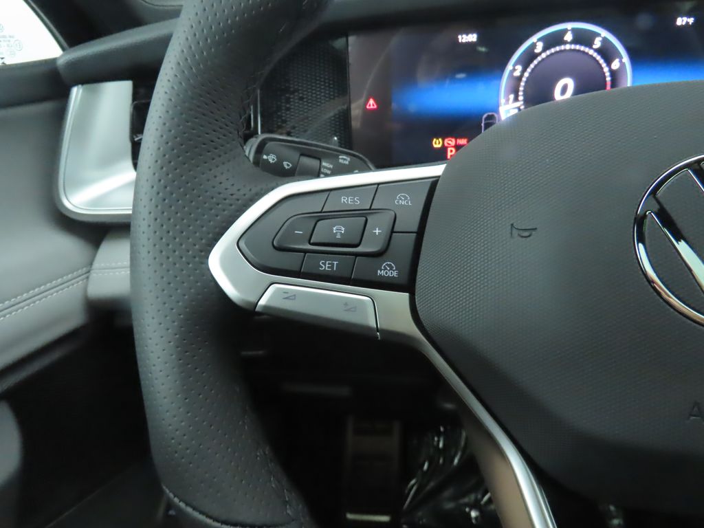 2025 Volkswagen Tiguan SE R-Line Black photo 11