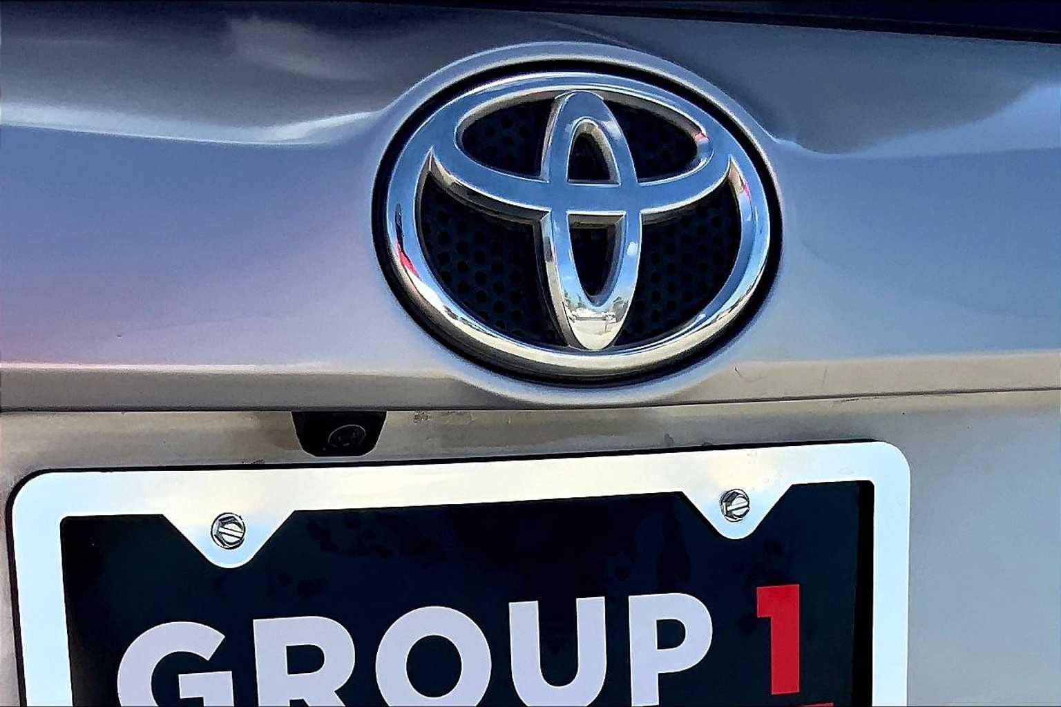 2018 Toyota RAV4 LE photo 9