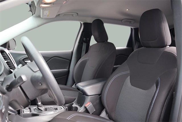 2019 Jeep Cherokee Latitude photo 2