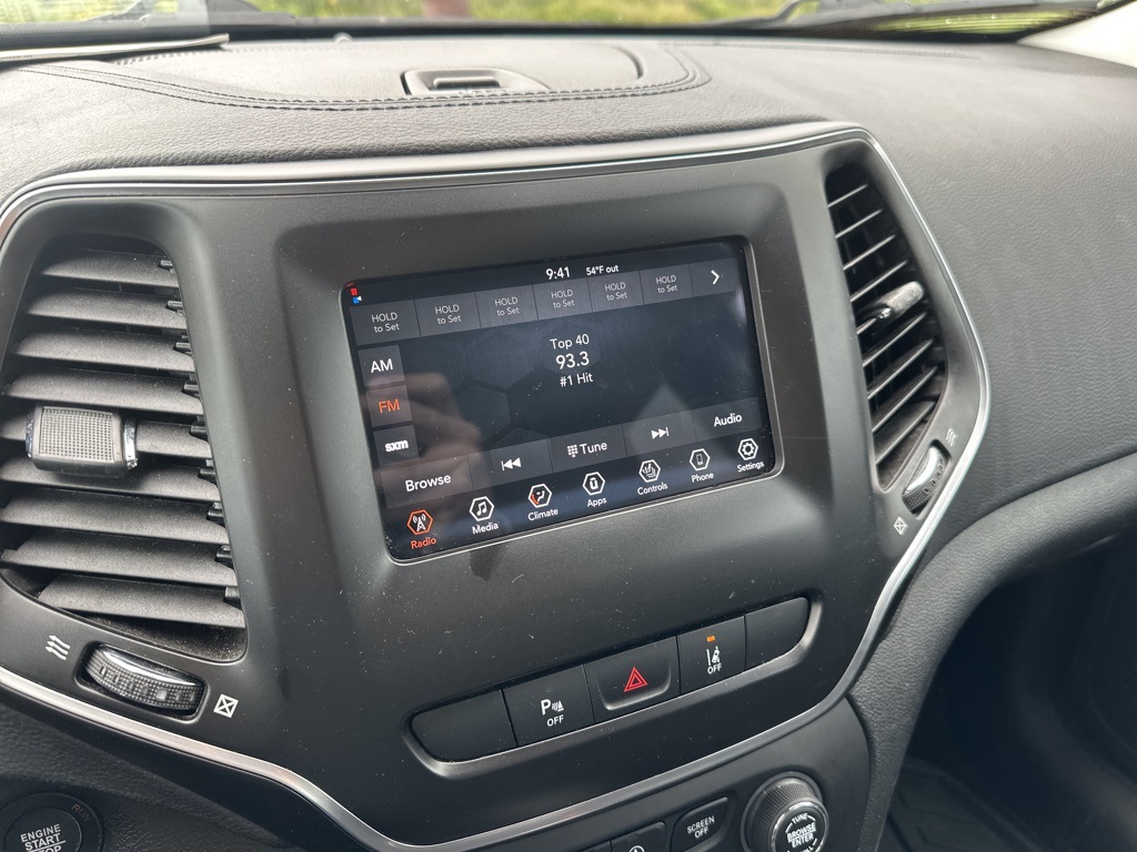 2021 Jeep Cherokee Latitude Lux photo 2