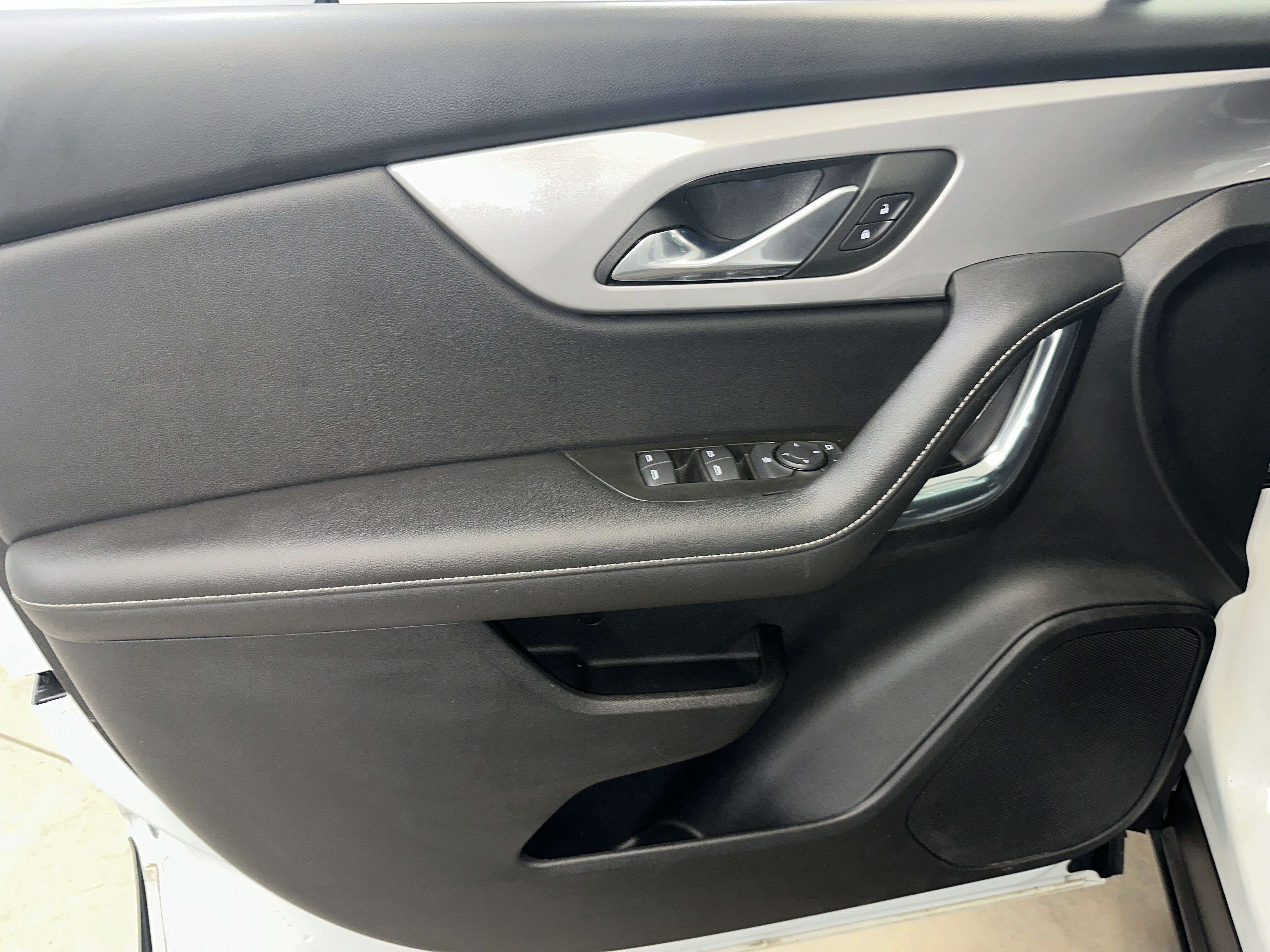 2023 Chevrolet Blazer 2LT photo 2