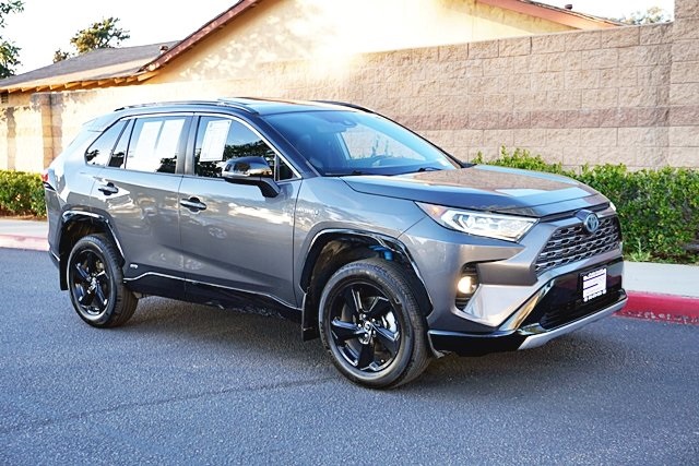 Used 2020  Toyota XSE image 5