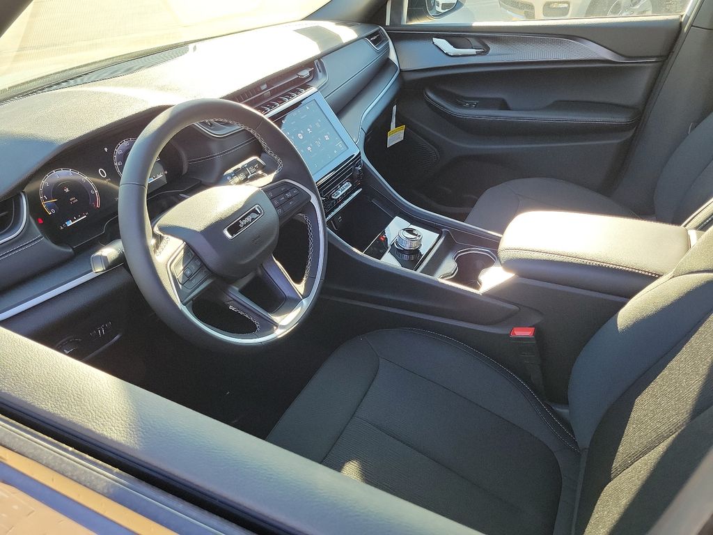 2025 Jeep Grand Cherokee Laredo photo 2