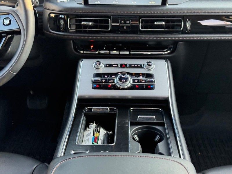 2022 Lincoln Aviator Standard photo 16