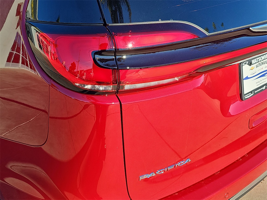 2025 Chrysler Pacifica photo 2